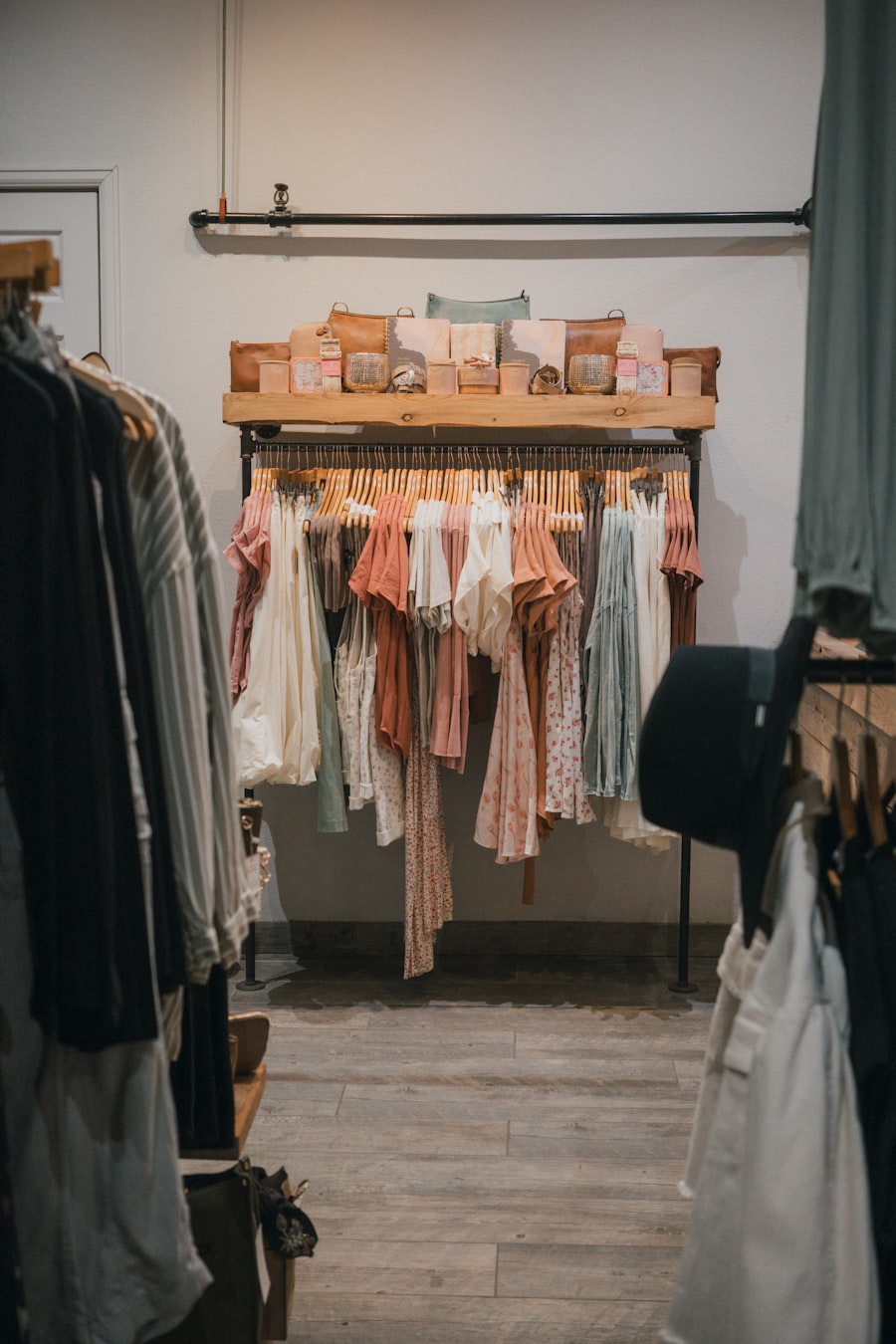 Araras de roupas em loja de moda